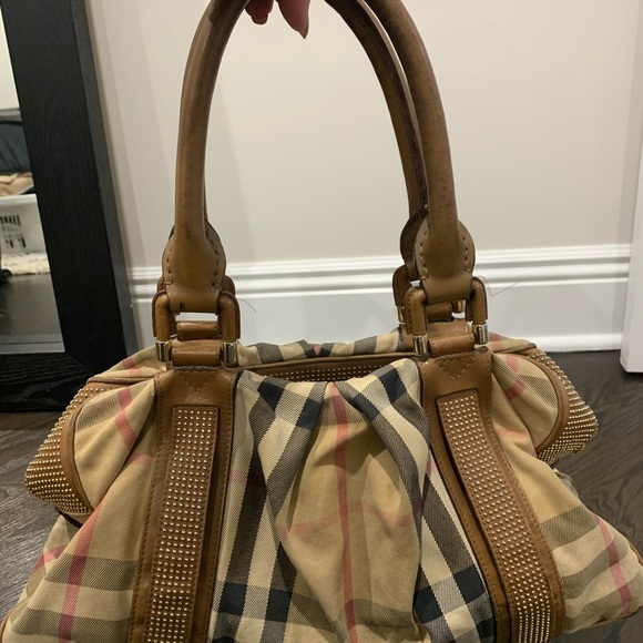 Burberry Bag With Gold Grommets, an overnight bag. - Picture 6 of 7